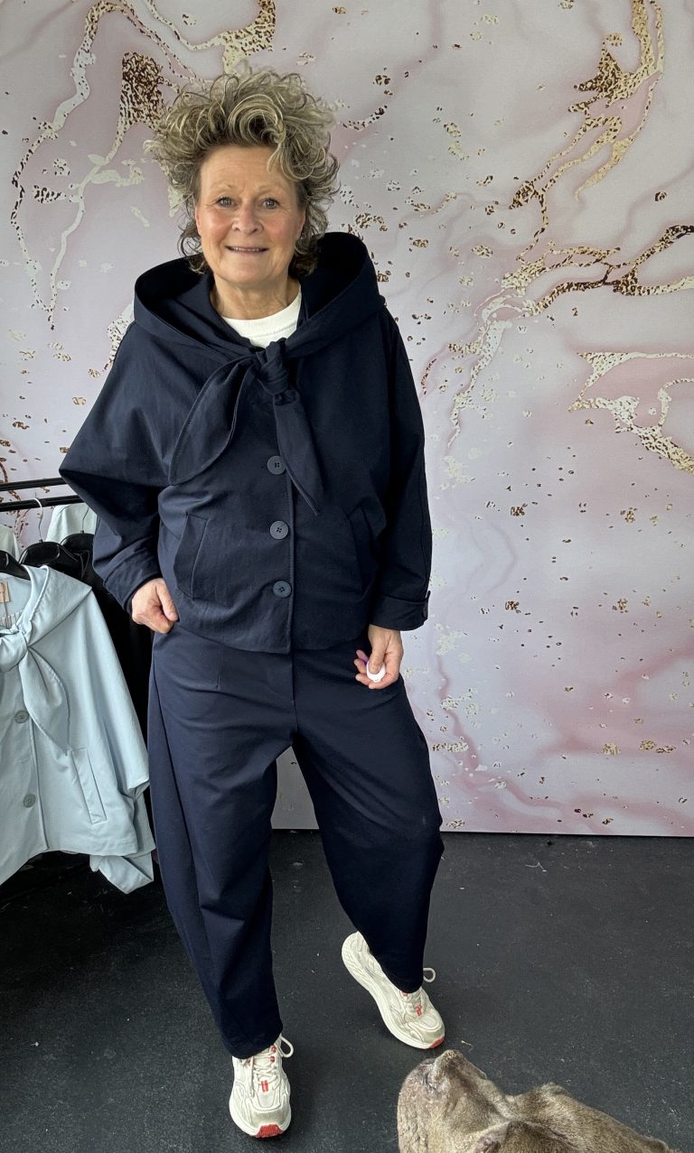 Jasje Amalia navy