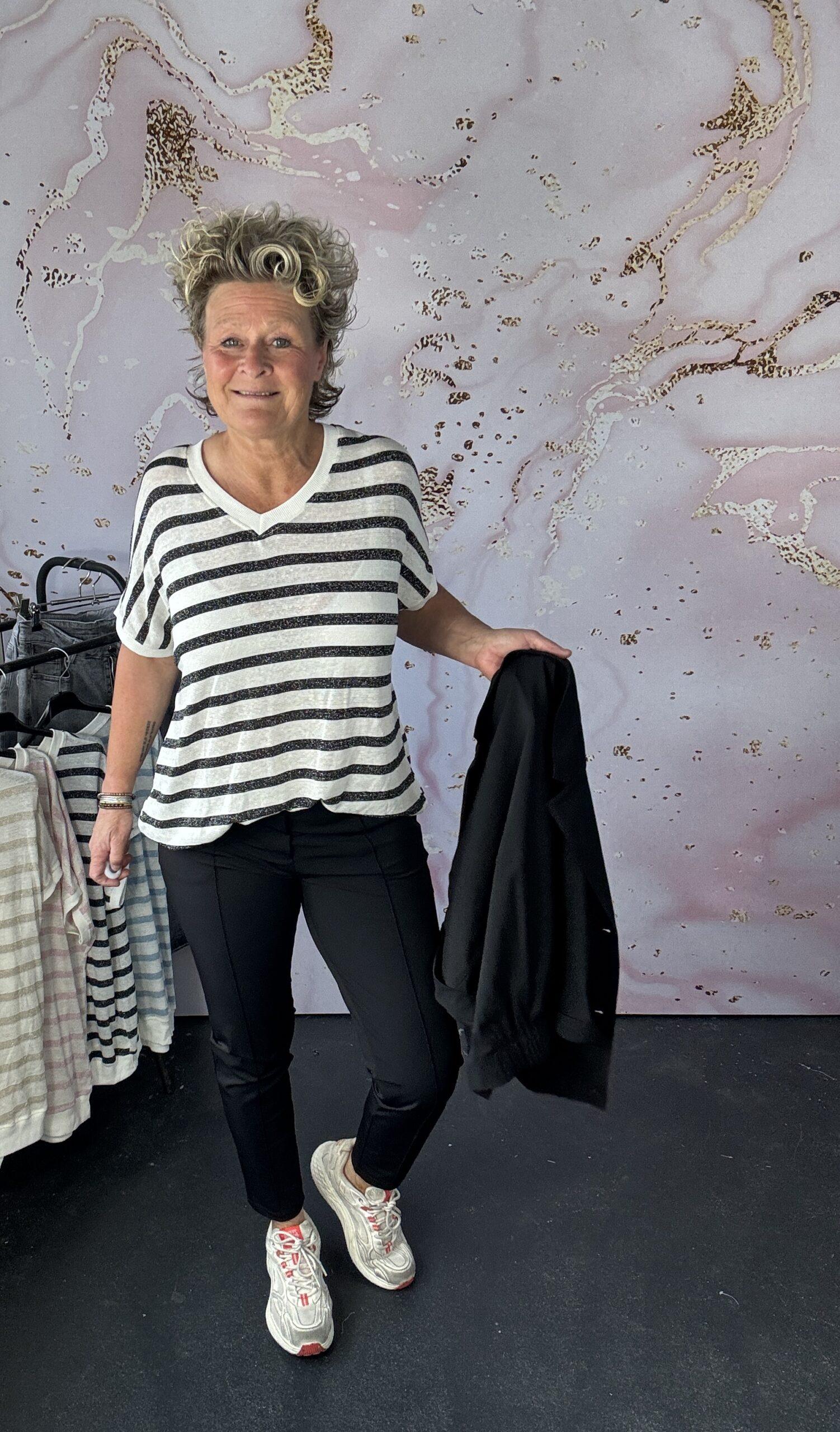 T Shirt Louisa zwart - Afbeelding 2