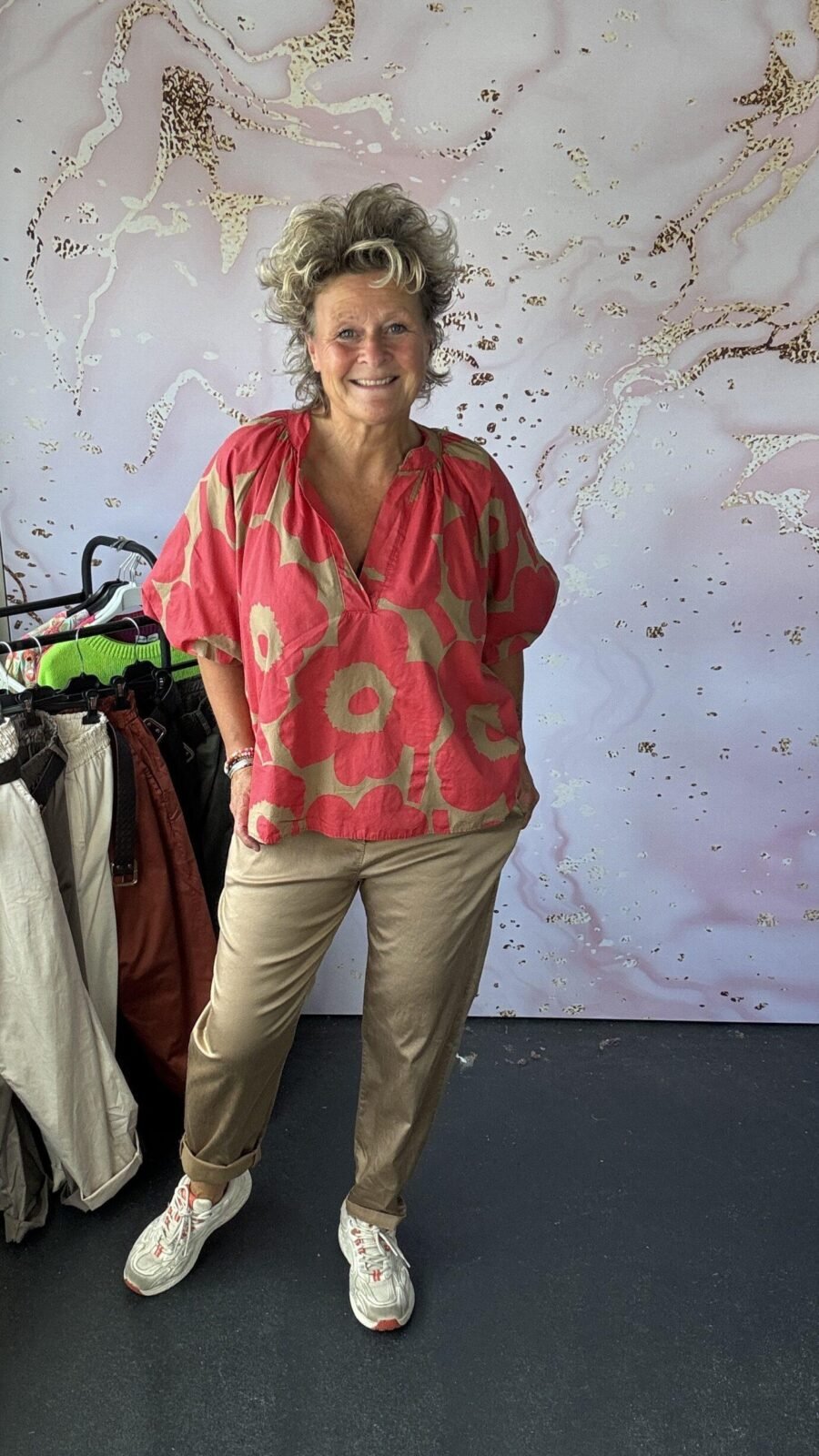 Blouse flower camel/rood